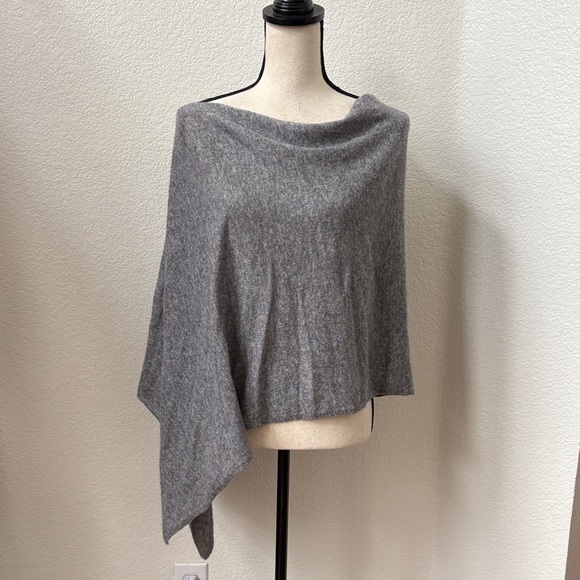 NEW! In Cashmere Poncho in Gray - Picture 3 of 5